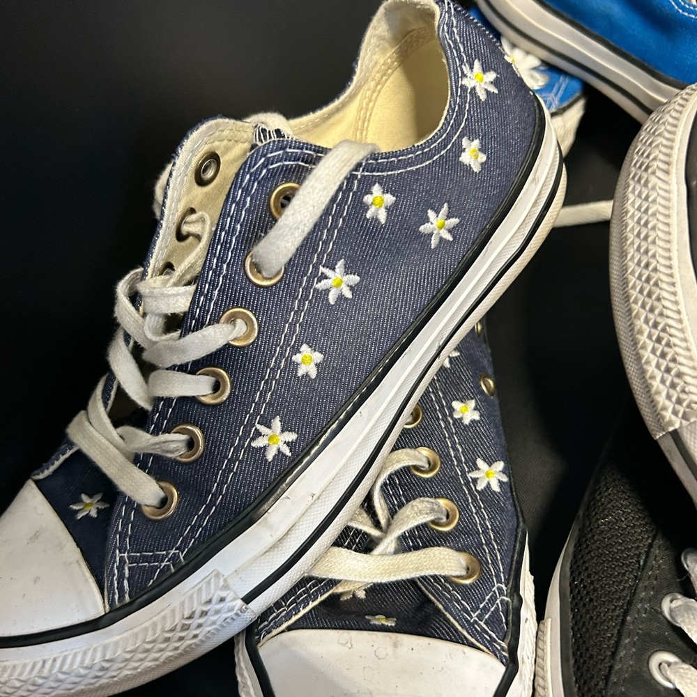 Women’s sz 7 Converse, super cute daisy/denim embroidered shoe